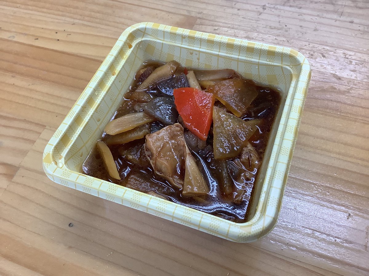 donmarukakuya's tweet photo. 牛すじ、煮込みました！

今季最強寒波が来てますね⛄️
寒い冬は煮汁の沁みた温かい牛すじとお野菜で暖まりましょう。

煮込み単品での販売(500円)とどんぶりでの販売(700円)どちらも可能です。

ぜひ一度お試しくださいませ。

※提供時は小ネギを振ってお出しいたします。 https://t.co/bdcgIiHJZr