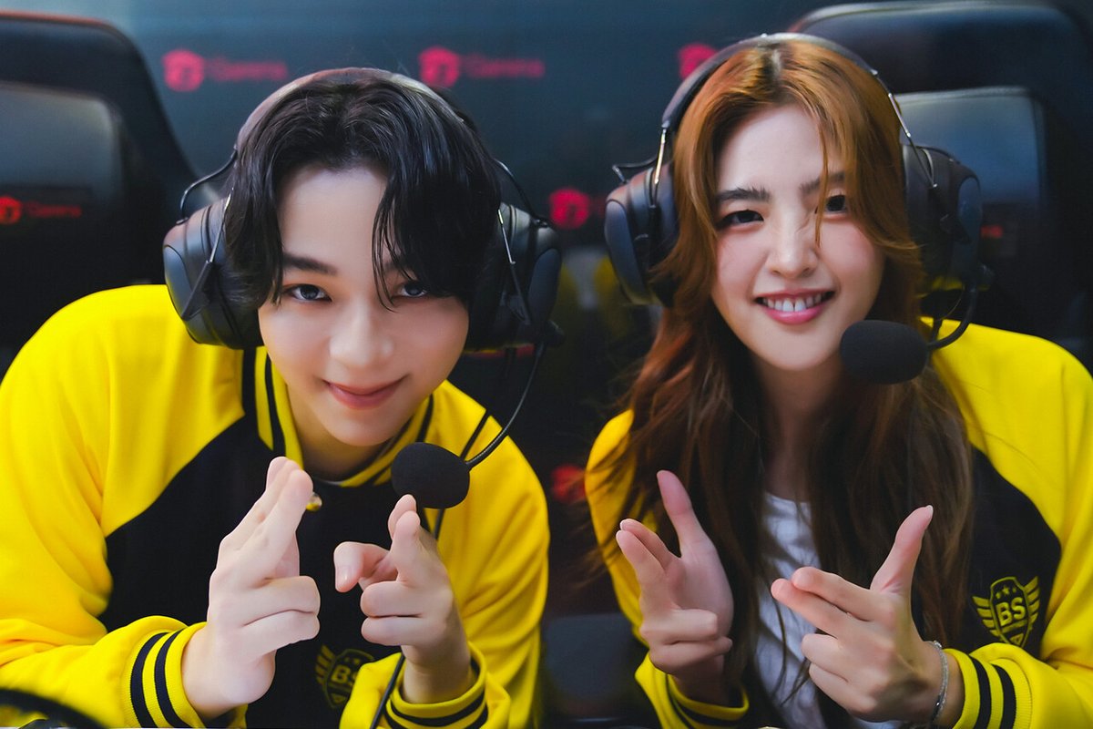 otpcnews's tweet image. WeTV Thailand จับมือ Garena Online (Thailand) (RoV) เชื่อมโลกซีรีส์และเกม ภายใต้ WeTV Original “ซอโซ่ล่ามธีร์ Be My Player Two”

BS BROTHERS X ROV

#maxky_rp #บาสเด็กอ้วนที่แท้จริง
#Gunnernsk #wjmean
#RoV_GMEVENT_ซอโซ่ล่ามธีร์
#BeMyPlayerTwo

อ่านข่าวเพิ่มเติมได้ที่…