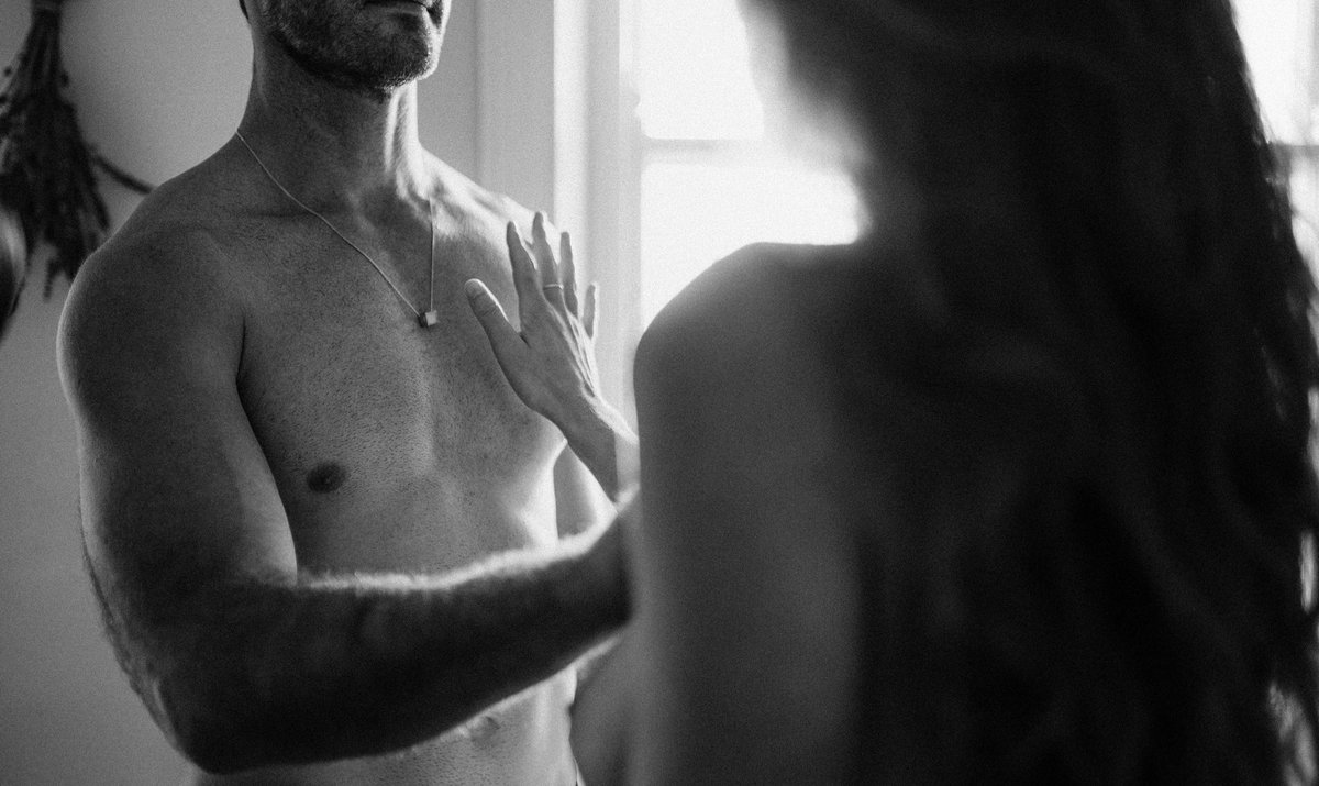 OnlySensuals's tweet photo. Hand on chest moment to connect the bodies before we flow into a deep sensual experience 🙌

#massage #therapy #nude #body #man #women #touch #sensation https://t.co/A0j5enN4Hr