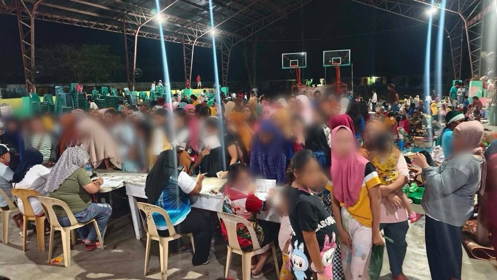 Lumikas ang ilang residente sa mga evacuation center sa mga bayan ng Kalamansig, Lebak, at Palimbang sa Sultan Kudarat kahapon, Enero 21, matapos ang sunod-sunod na paglindol.

Nagdulot ng takot at pangamba sa mga residente ang mga pagyanig lalo’t malapit sa dagat ang kanilang