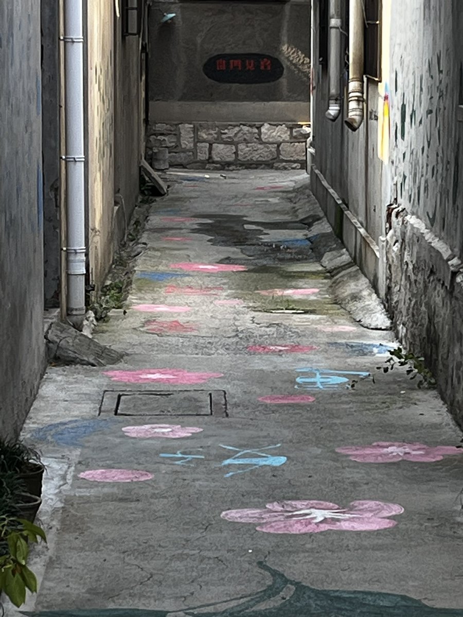 kmkn471018's tweet photo. Spotted a street artist turning a blank wall into magic—strokes of color, grins, and all the city’s vibe in one frame. https://t.co/fC9RbnAlVG