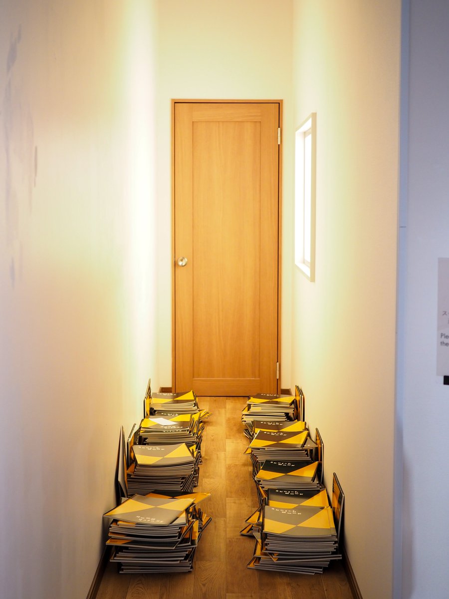 ah__gallery's tweet photo. 展覧会会場の中のフォトスポットもお見逃しなく！

京本家の廊下のシーンを再現した展示空間。
実はここにあるたくさんのスケッチブックは、是枝監督によるルックバック実写映画の撮影で使われたものを特別にご協力いただいて展示しています！🖼️✒️
藤野が4コマを描いたあのシーンを再現してみてください📃✒️

#ルックバック展