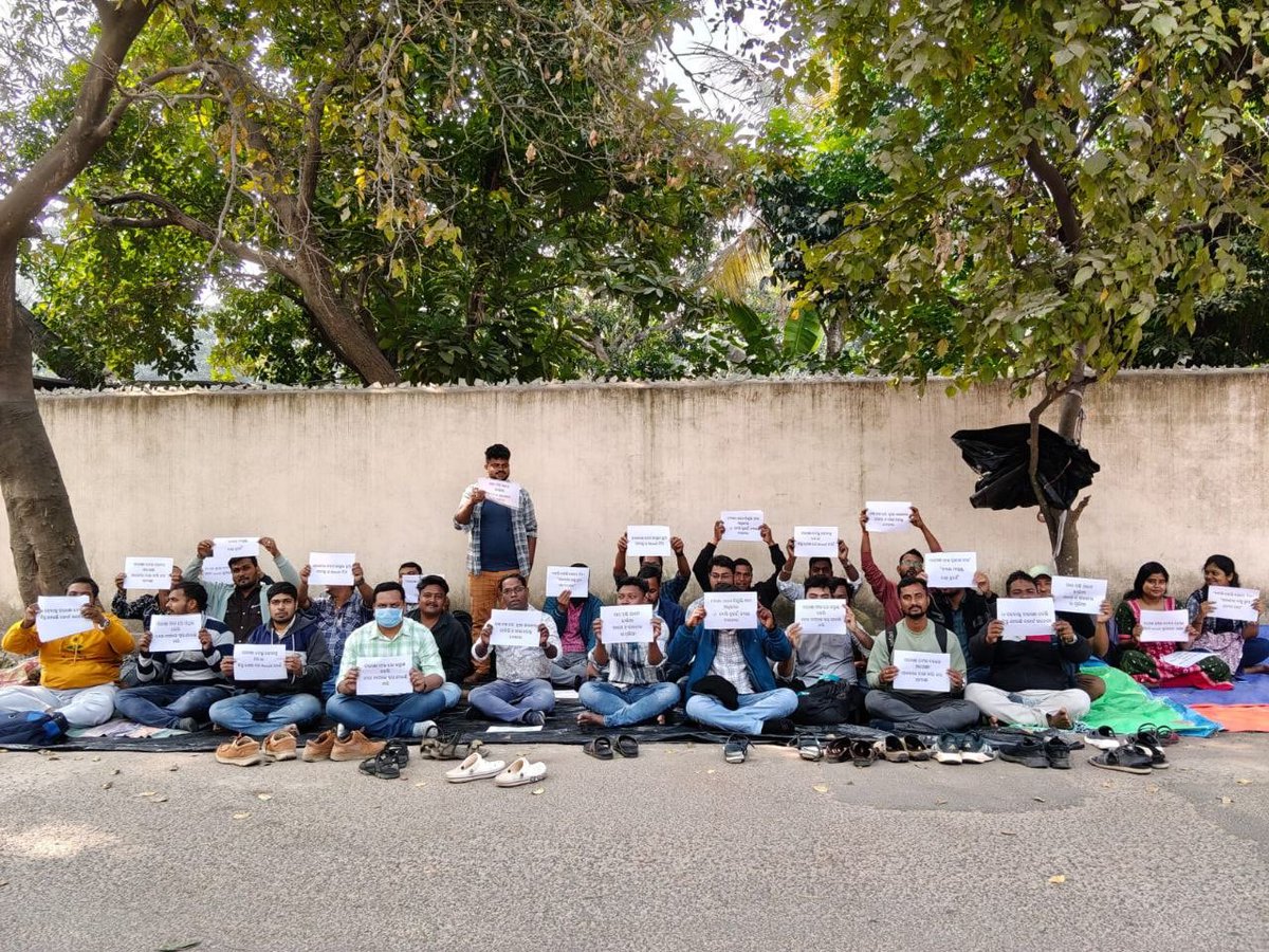 SoumyaRanj68314's tweet photo. @otvnews @kanak_news @samajalive @ABPNews @aajtak @republic @timesofindia @rashtrapatibhvn Candidates are out side the OSSC office seeking their result. Such shameful act by OSSC, students,the future of the country must stand on roads to give an alram to Public servants to wakeup from the sleep. all media platforms please help us to reach our voice at top most level. https://t.co/zETxmb0gU0