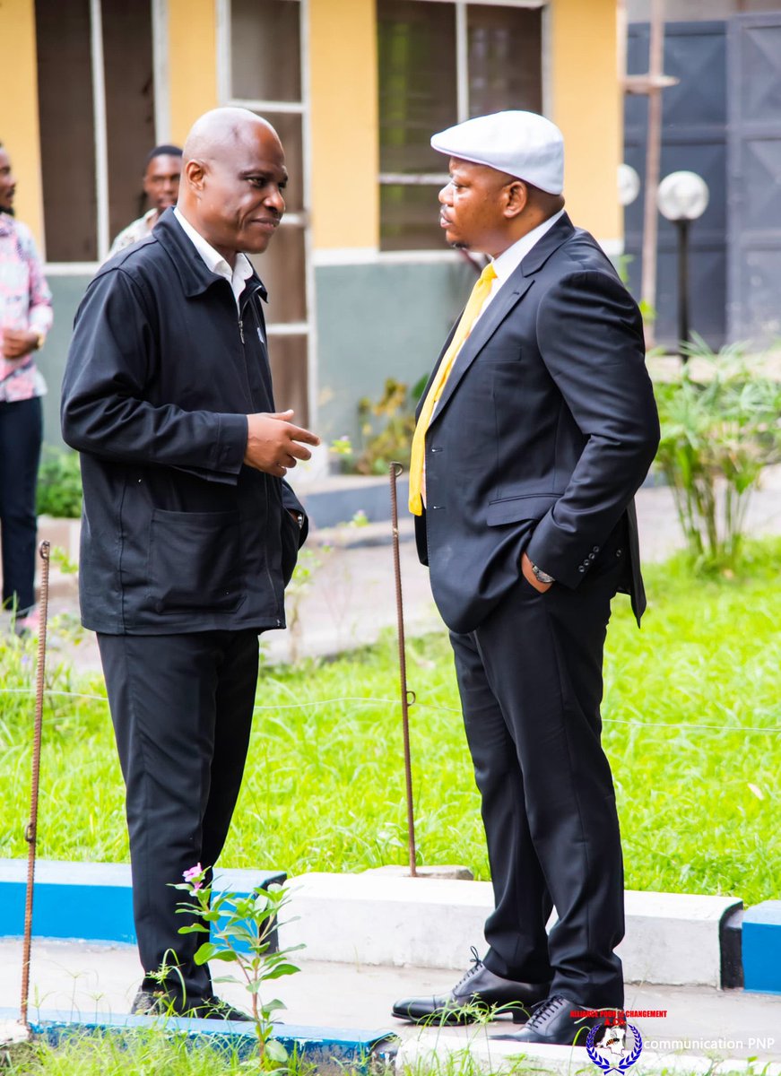 Fayulu : Jean-Marc Boni ?
Kabund : Oui Président, vivant, respirant… par la grâce de Dieu Et vous ?
Fayulu : Je tiens le coup. Omoni mutu nayo ou azali toujours roi ?
Kabund : Roi ? Non Président… Empereur On dirait le Congo est devenu une parcelle familiale.
Fayulu : Ah bon !