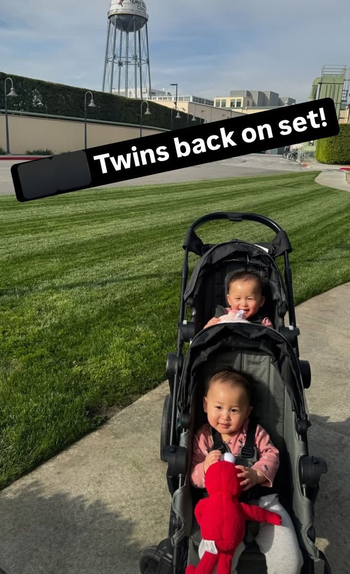 911_archive's tweet image. 🚒 Jennifer and the baby twins who play Maddie and Chimney's baby were at the studio today!! (21 January 2026)