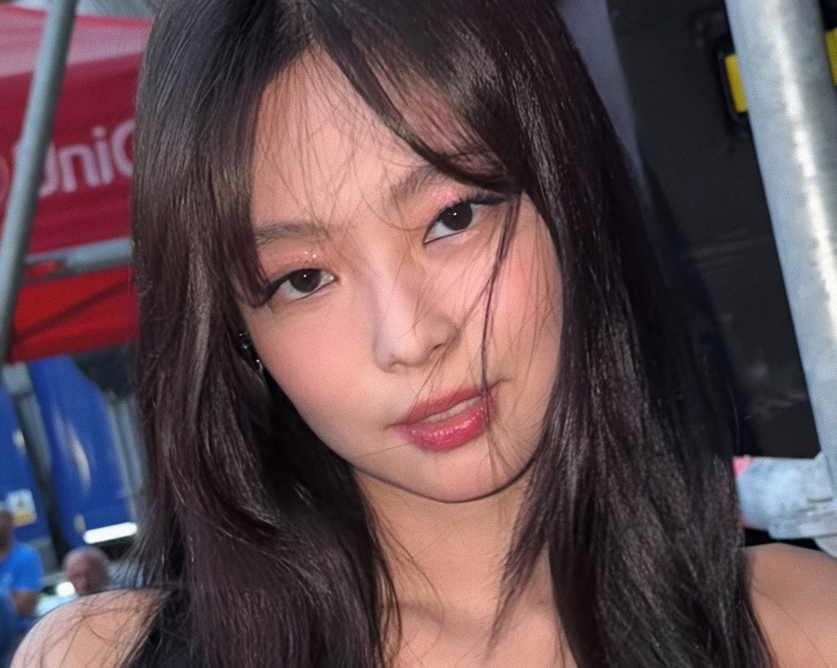 jenniepics's tweet image. This is how you age when you're unproblematic