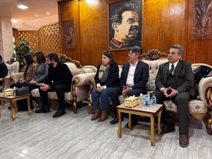 Dem Parti milletvekilleri YPG/PKK'ya destek için Kamışlı'ya gitmiş. 

Önce vekillikleri düşürülmeli sonra vatandaşlıktan atılmalı...