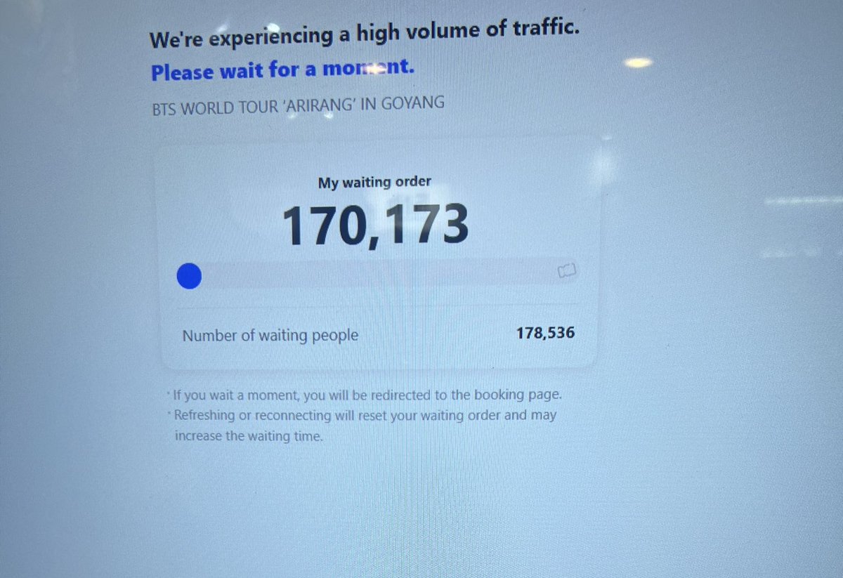 stayalivejksg's tweet image. MAS DE 170K DE PERSONAS SE ENCUENTRAN EN COLA PARA CONSEGUIR TICKETS PARA VER A BTS EN GOYANG!! LA VENTA SE ESTA LLEVANDO A CABO, QUE LA SUERTE LOS ACOMPAÑE 😭🍀