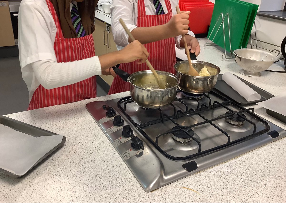 HarborneAcademy's tweet image. Today, Year 7 students enjoyed making flapjacks😋
#weighing #measuring #usingthehobandoven