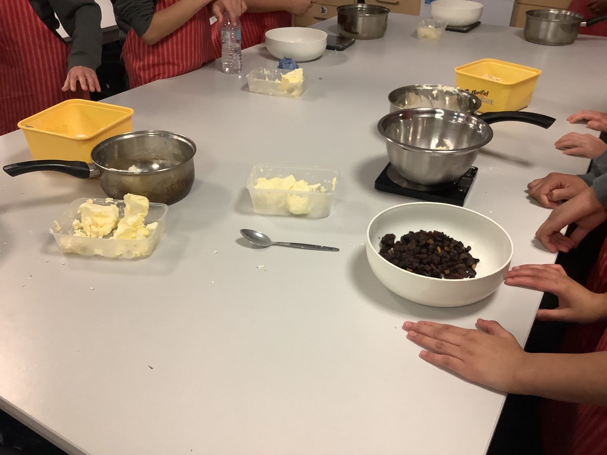 HarborneAcademy's tweet image. Today, Year 7 students enjoyed making flapjacks😋
#weighing #measuring #usingthehobandoven
