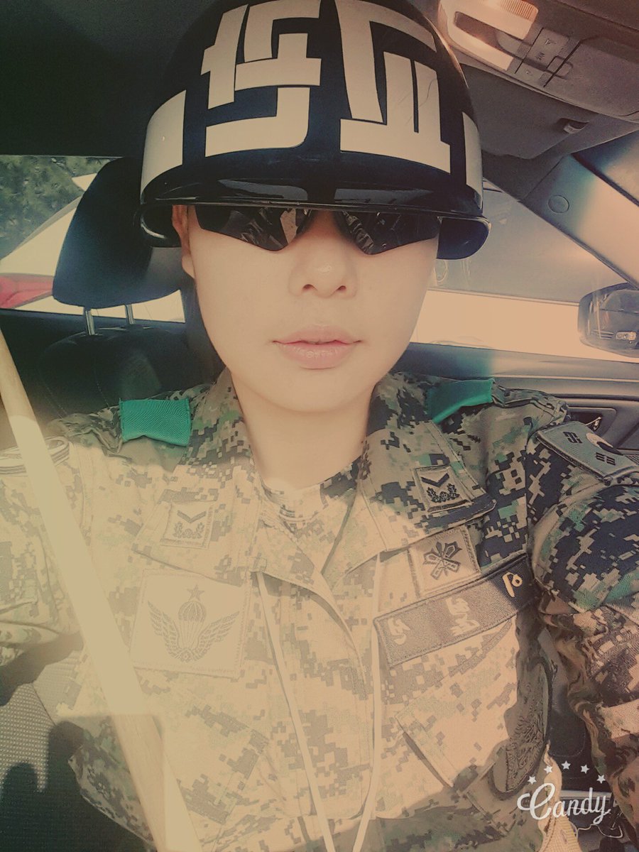 이게 10년 전 사진이래…어제래도 믿겠다. 근데 너무 아가야.🐰 이 사진 고독방에 보여줬던 날이 아직도 생생함.