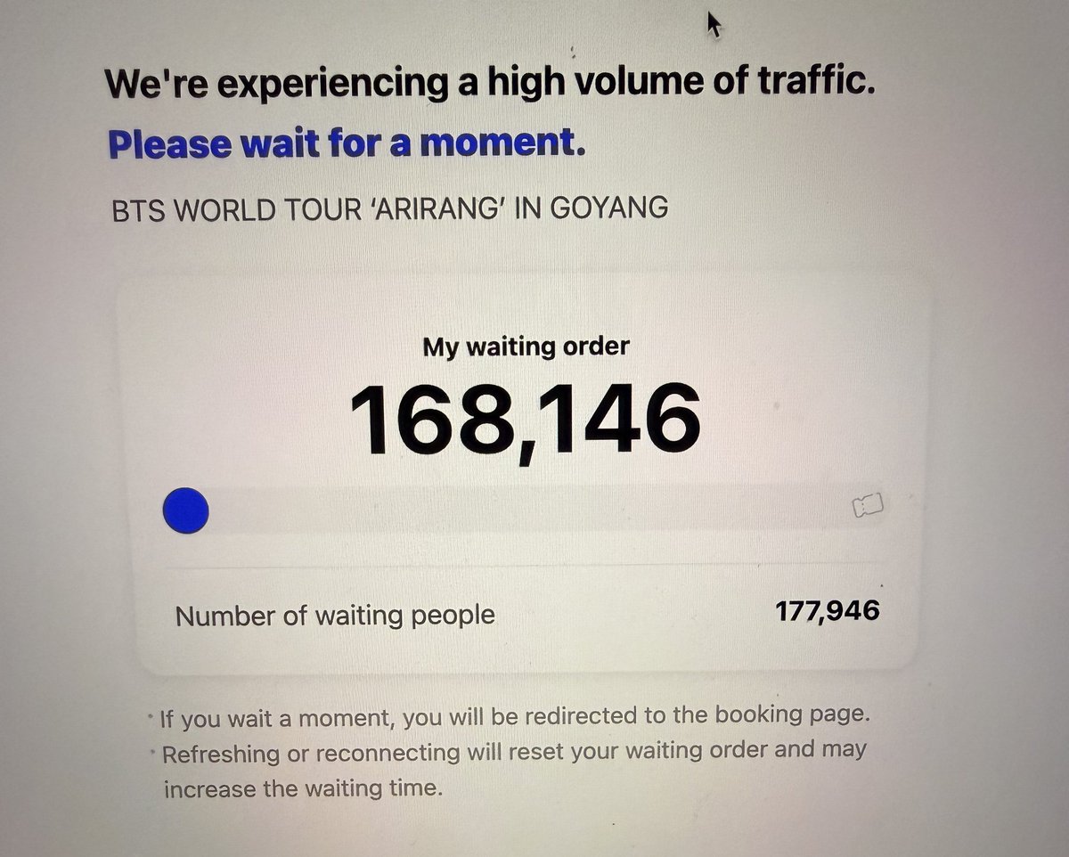 stayalivejksg's tweet image. MAS DE 170K DE PERSONAS SE ENCUENTRAN EN COLA PARA CONSEGUIR TICKETS PARA VER A BTS EN GOYANG!! LA VENTA SE ESTA LLEVANDO A CABO, QUE LA SUERTE LOS ACOMPAÑE 😭🍀