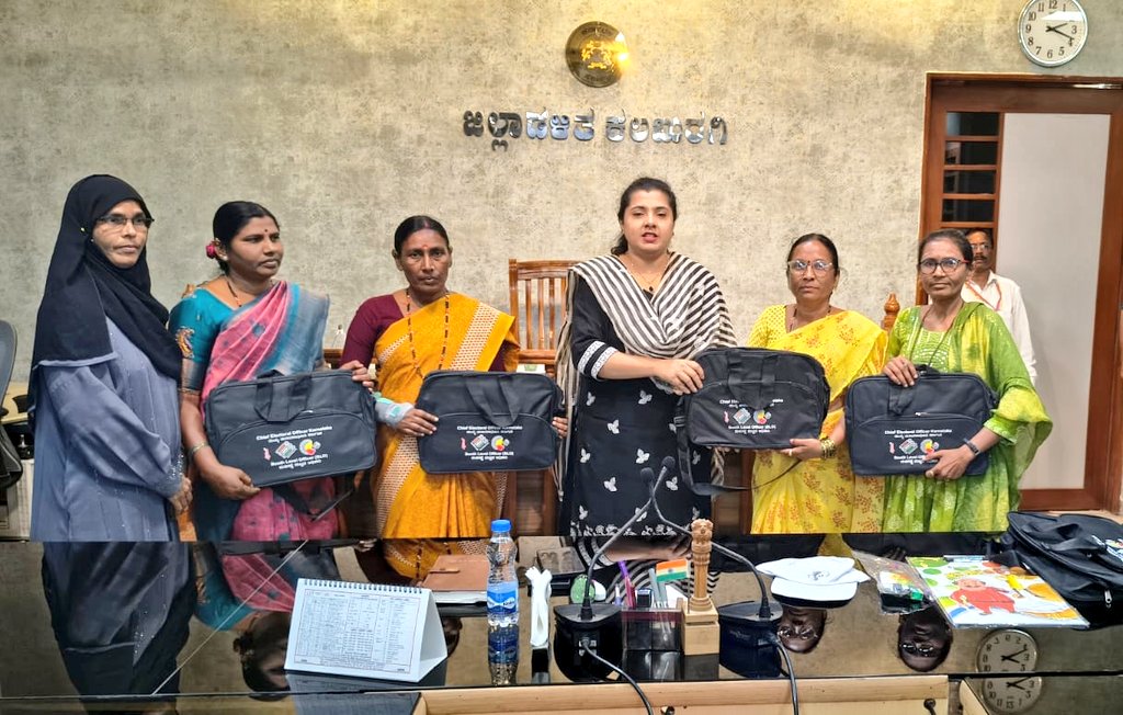DCKalaburagi's tweet image. ಭಾರತ ಚುನಾವಣಾ ಆಯೋಗ ಹಾಗೂ ಮುಖ್ಯ ಚುನಾವಣಾಧಿಕಾರಿಗಳು ಕರ್ನಾಟಕ ವತಿಯಿಂದ ಸ್ವೀಕರಿಸಿದ ಬಿ. ಎಲ್. ಓ ( Booth Level Officer ) ಕಿಟ್ ಗಳನ್ನು ಜಿಲ್ಲಾಧಿಕಾರಿ ಕಚೇರಿಯಲ್ಲಿ ಸಾಂಕೇತಿಕವಾಗಿ ವಿತರಿಸಲಾಯಿತು.
@ECISVEEP
@Kalaburgivarthe 
#Kalaburagi