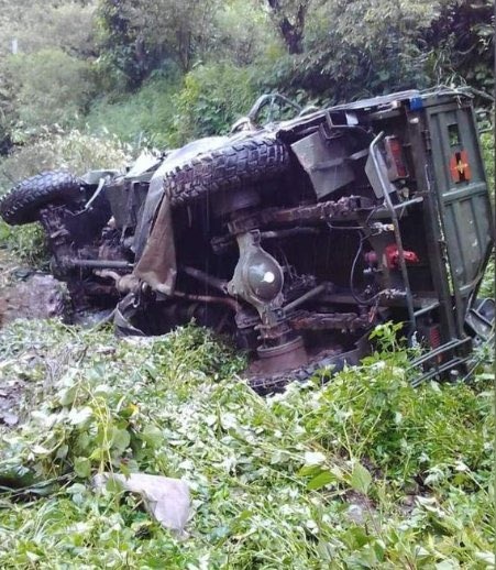 PAmit_singhspr's tweet photo. 🚨 Major accident in Doda (Jammu and Kashmir)!

Army vehicle crashes on Bhaderwah-Chamba road

Twenty-one soldiers were aboard the vehicle.
10 soldiers martyred, 11 injured.

Salute to the martyrs 🙏
Prayers for the speedy recovery of the injured.

#Doda 
#JammuKashmir https://t.co/caG79pvxEA