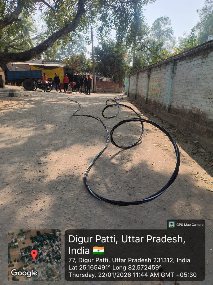 PuVVNLHQ's tweet image. आज दिनांक 22/01/2026 को जनपद मीरजापुर के उपकेंद्र–चिल्ह के अंतर्गत ग्राम मदनपट्टी में #RDSS योजना के अंतर्गत LT लाइन पर AB केबल स्ट्रिंगिंग का कार्य किया जा रहा है, जिससे क्षेत्र में विद्युत आपूर्ति व्यवस्था सुदृढ़ होगी तथा उपभोक्ताओं को निर्बाध बिजली आपूर्ति सुनिश्चित हो सकेगी।