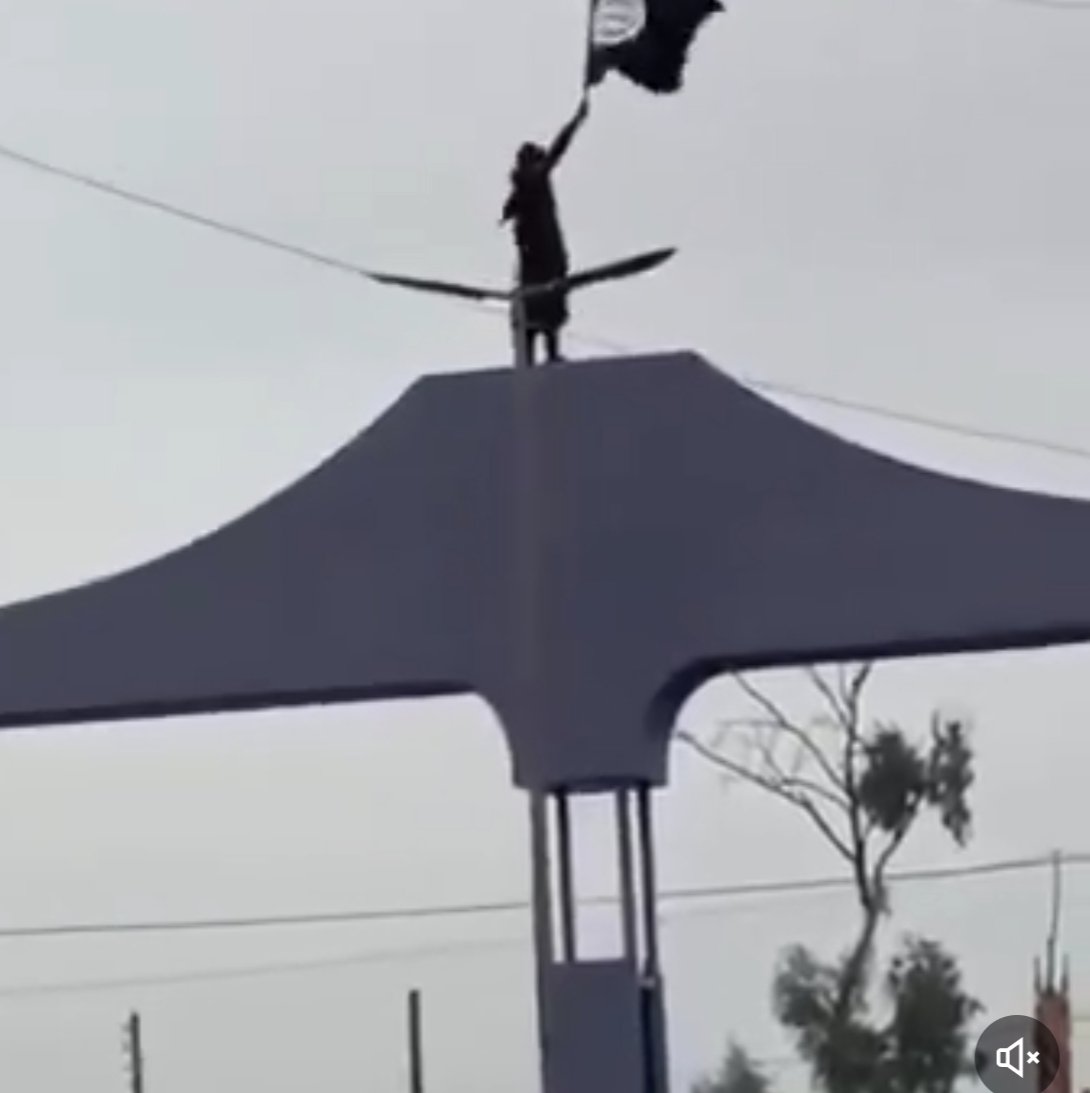 CarlosPazC2021's tweet image. Que Estados Unidos dejaría a su suerte a los curdos era evidente, y que después de Al Assad llegaría el islamismo, también. Y todo ello ha sido posible por el ingente número de imbéciles que apoyaron militar, económica y mediáticamente, el ataque a Siria. Sois unos hijos de puta.