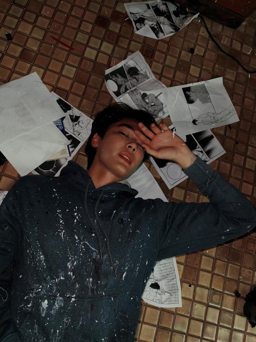The cold from the bathroom tiles touces my skin, where I sneak myself at the corner of the room, looking like a crime scene than you’ll find out in Mr. Kill.