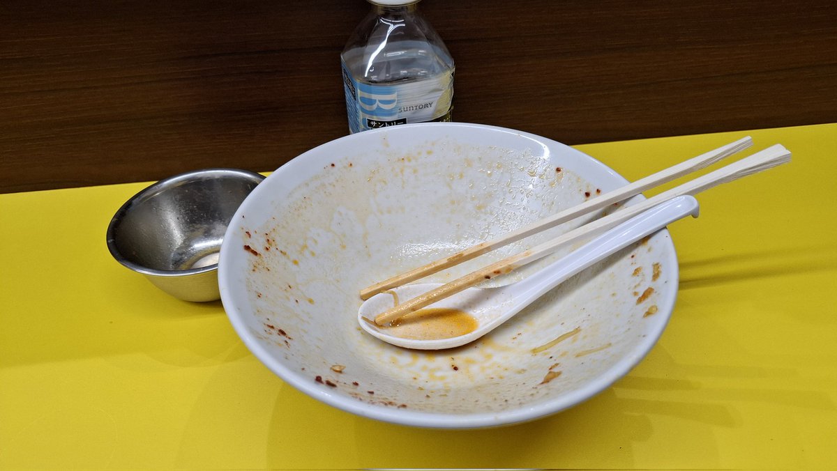 長男のバイトが入ってないのを狙って　#豚が１番 ☆脂が2番さんで晩ごはん🍜

まぜと迷ったけど、寒いんで
１番セット(スキヤキ玉子)
辛に変更🔥
辛スープ暖まる～✴️
今日も豚がヤワヤワでうめぇ～👌
完飲で体ポッカポカ😄

ご馳走さまでした🥚🙇