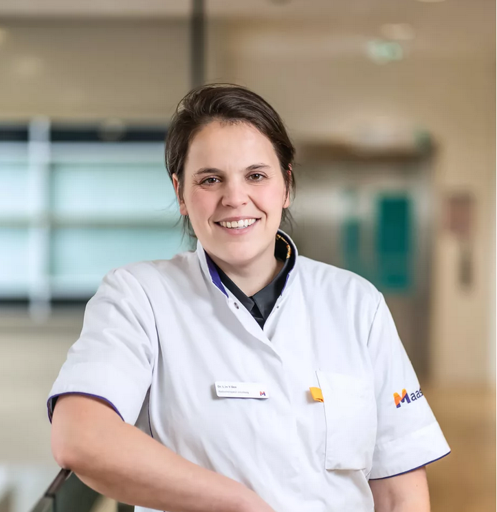 LongkankerNL's tweet photo. Al je vragen over longkanker kan je stellen op onze website via Vraag het de arts. 

Stel nu je vraag over radiotherapie aan Lieke in 't Ven, radiotherapeut-oncoloog bij @MAASTROclinic  

https://t.co/O4h1hLkCey

#durftevragen #radiotherapie #longkanker #protonentherapie https://t.co/naVwzlkGTm