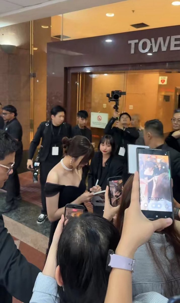 rsrchaf's tweet image. IM CRYING

SAROCHA AT MIKIMOTO SG OPENING 
#MIKIMOTOSGxFreen