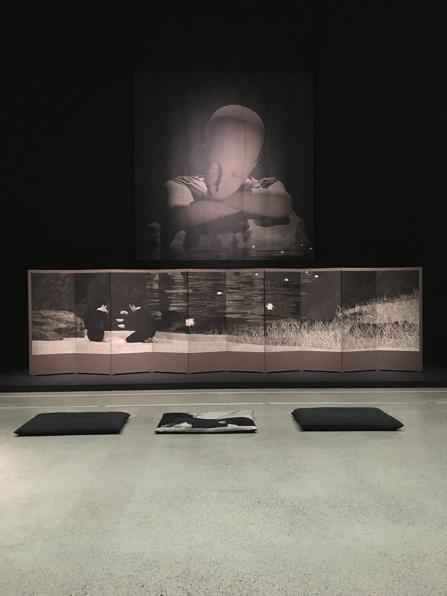 ___snim's tweet image. 내가 그림 속 검은사람이 된 것 같았던 명상 공간.. 바닥색이랑 그림 속의 색이 똑같아서 전시 마지막에는 그림 속으로 빠져드는듯