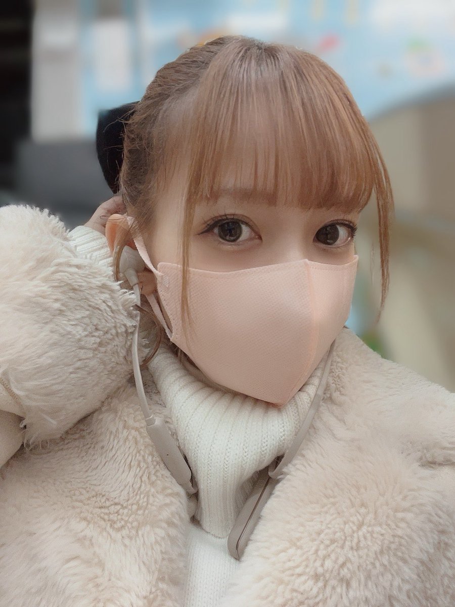 平成時代見てたら重めぱっつんしたくなって切った✂︎
本当はこの倍くらい重くしたいけど久しぶりすぎてどこまで前髪にしてたか覚えてなかった😌
そのうち足すかも😌