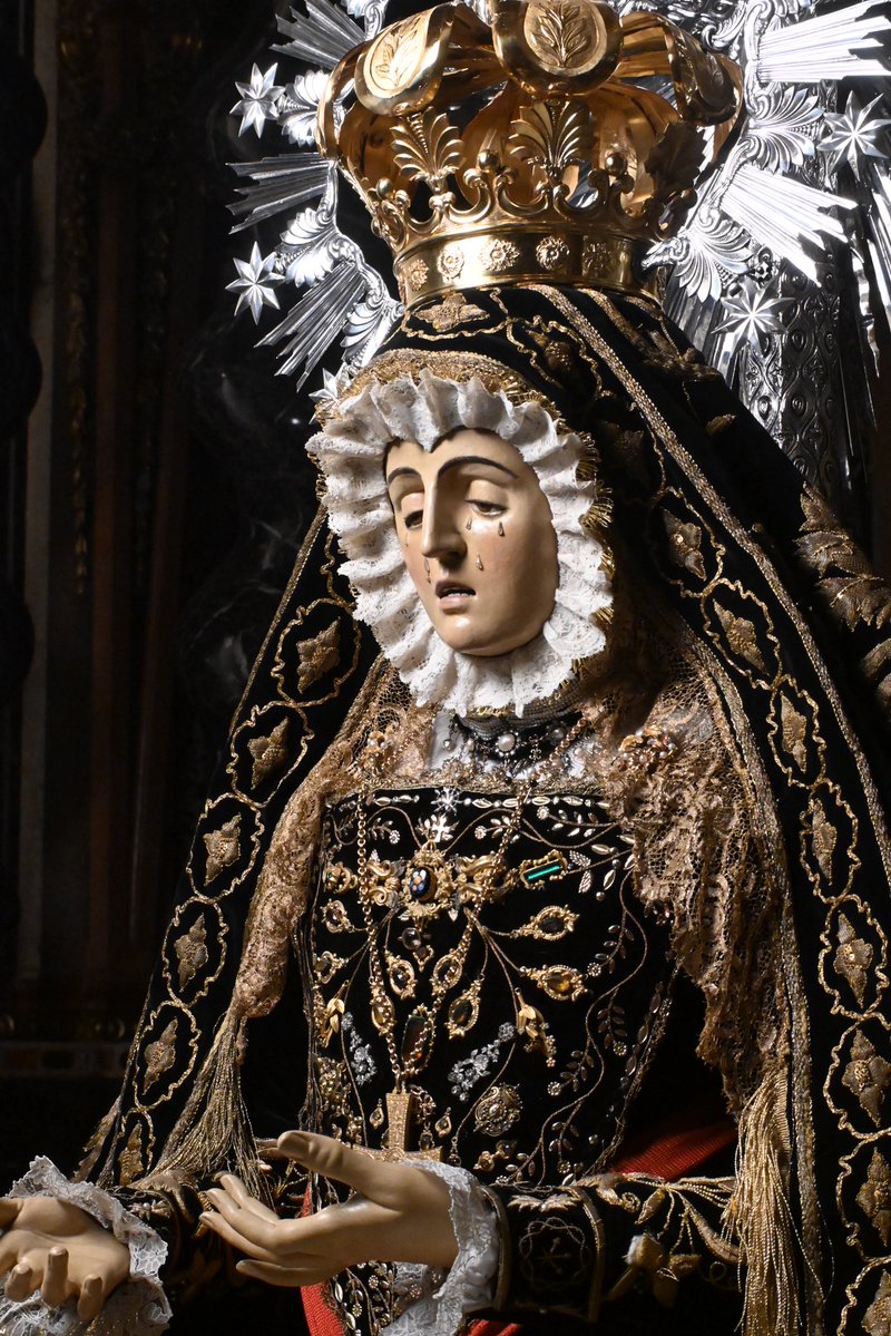 AngustiasGr's tweet image. ⚫️ ÁNGELUS. 

▪️ Imploramos a las plantas de Nuestra Señora de las Angustias todas las intenciones del pueblo de Granada y su Archidiócesis.

El ángel del Señor anunció a María.
Y concibió 
por obra y gracia del Espíritu Santo.
Dios te salve, María...