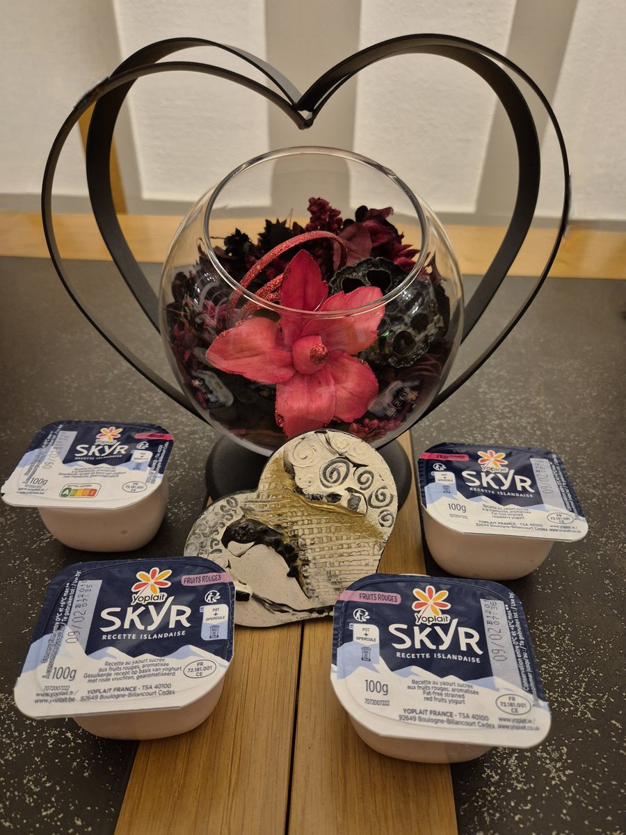 pascalwieczo's tweet photo. Yaourt maigre - Sucre 7.7% - Framboise ou Fruits         rouges 6.3% (Fraise 3.6%, Mûre 2.2%, Framboise 0.5%) - Amidon transformé de maïs - Jus de carotte à base de concentré
Arômes naturels - Gomme guar - Jus de citron à base de concentré

#yoplaitskyr
@Yoplait 
@sampleo https://t.co/vs4ShGRJra