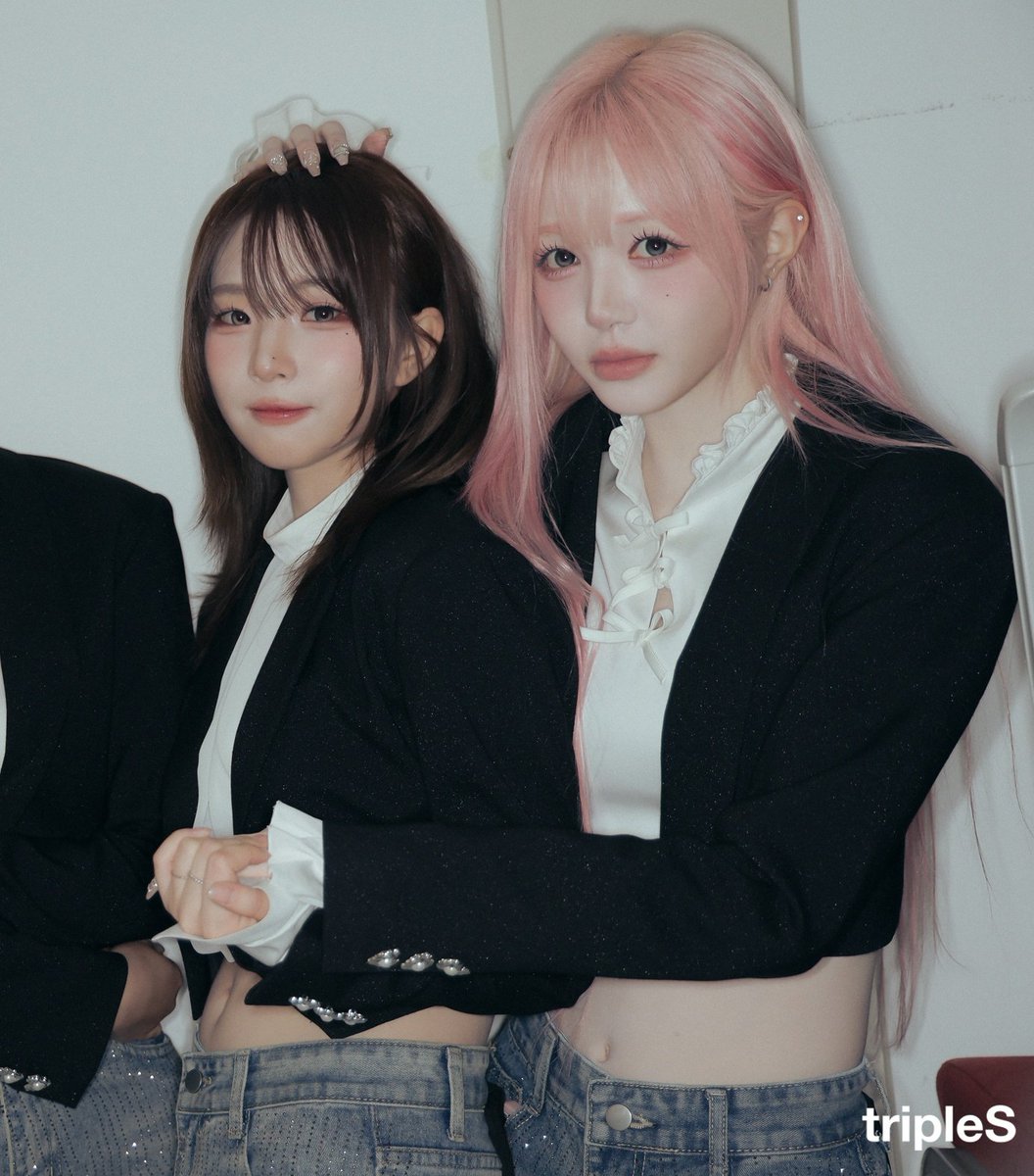 givemoneytoher's tweet image. 손위치해명해주실분
허리왜감싸고있는지설명해주실분
손은왜잡고있는지설명해주실분
머리는왜쓰다듬고있는지설명해주실분
왜김채웑이더크게나왔는지설명햐주실분