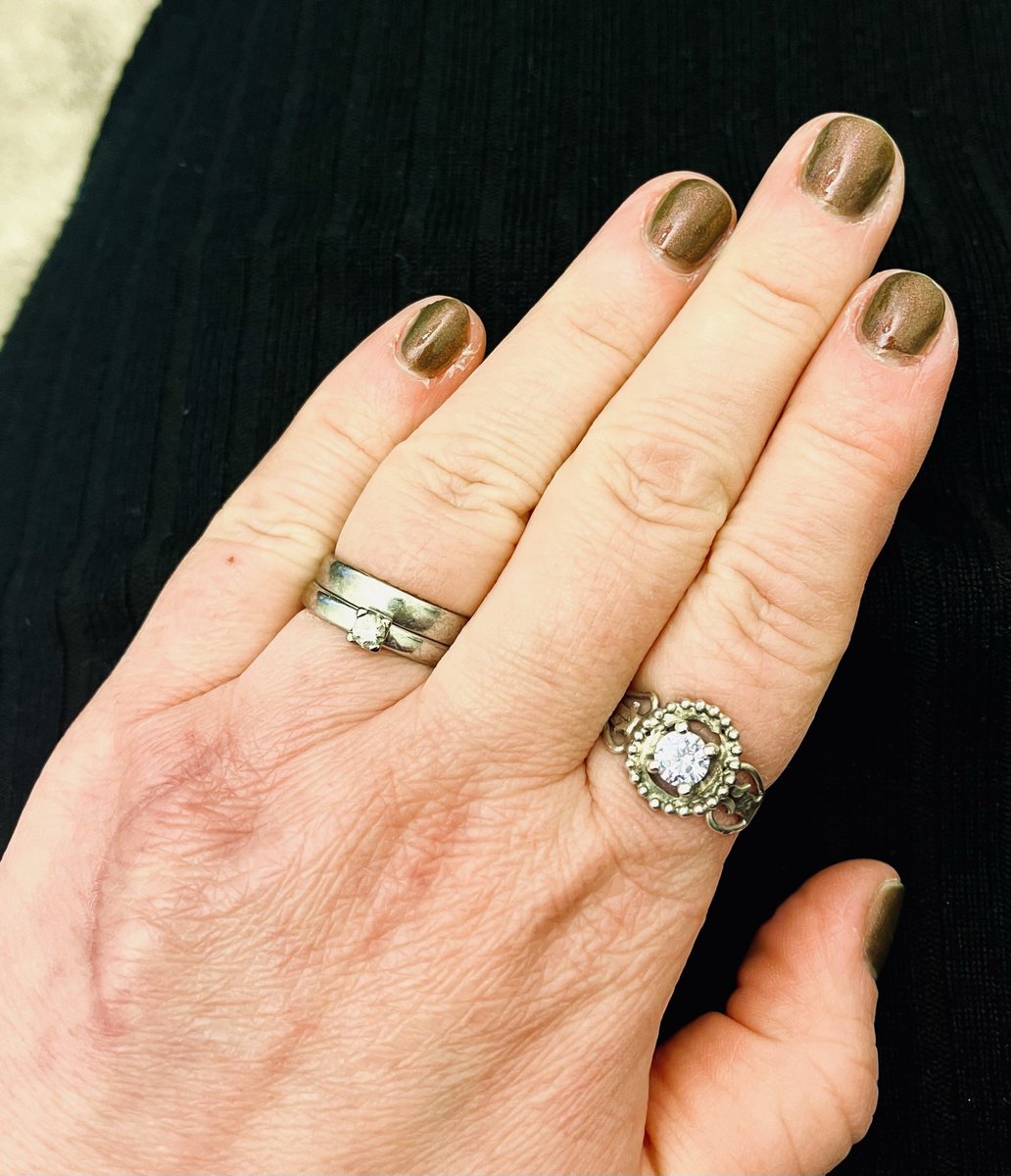 Två saker jag gillar, dagen till ära! Den fenomenala ringen (den till höger) som <a href="/okejjenny/">JENNY🔪</a> gav mig - bara sådär! Och mitt fancy nagellack, med det ännu mer fancy namnet ”I like it when the red water comes out”. 🥰
(Nvm Frankenstein-ärret, det blir så när senor och leder bråkar.)