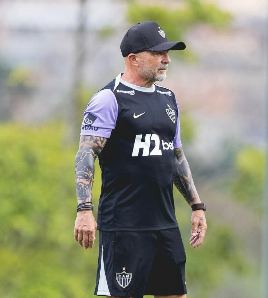 Bebel_Siilvah's tweet image. ⚠️🐓 ATENÇÃO!!
Chega de passar pano. Nesse momento, não dá pra jogar a responsabilidade no colo dos donos ou da diretoria. O problema tem nome e sobrenome: Sampaoli.
As decisões dele já não são técnicas, são pessoais. É birra.
Minda não joga porque ele não quer.
Alexsander não