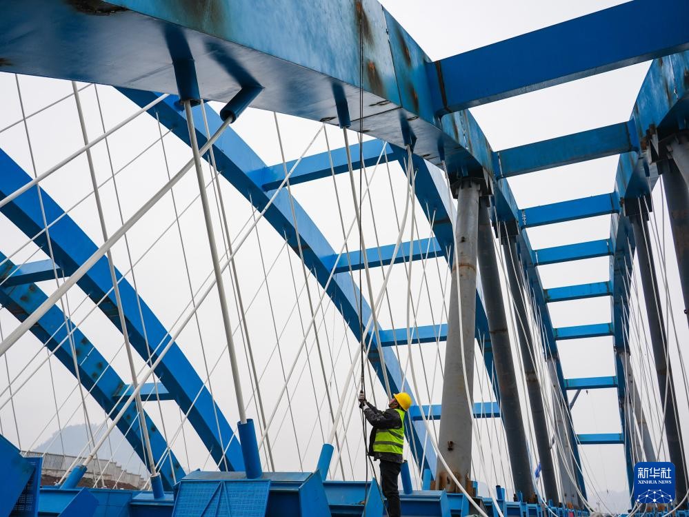 ShutterLife888's tweet image. 西渝高铁跨营达高速公路大桥全桥顶推完工
Xiyu High-Speed Railway Bridge over Yingda Expressway completes full-bridge jacking construction. #Completion