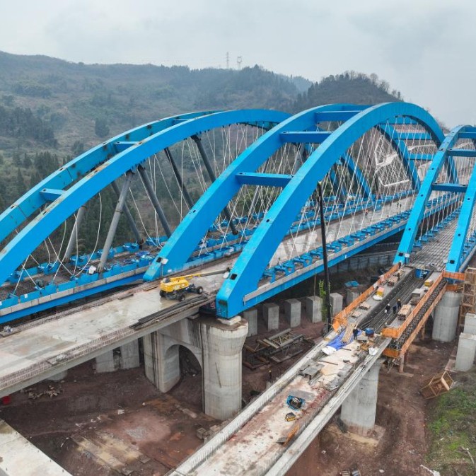ShutterLife888's tweet image. 西渝高铁跨营达高速公路大桥全桥顶推完工
Xiyu High-Speed Railway Bridge over Yingda Expressway completes full-bridge jacking construction. #Completion