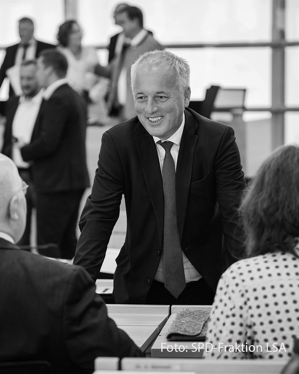 MP <a href="/reinerhaseloff/">Dr. Reiner Haseloff</a>: „Der plötzliche Tod von Rüdiger Erben hat mich tief getroffen. Mit ihm verlieren wir einen Menschen, der sich mit ganzer Kraft und voller Leidenschaft für #SachsenAnhalt engagiert hat. Meine Gedanken sind bei seiner Familie."
▶️lsaurl.de/9EKiCa