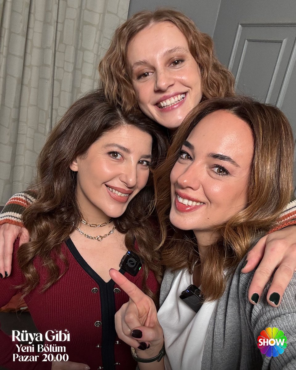 ruyagibidizi's tweet image. ÇAF kızlarından setten size özel selfie geldi! ✨

#RüyaGibi yeni gününde yeni bölümüyle  Pazar 20.00’de Show TV’de!

@ShowTV @tmcfilm