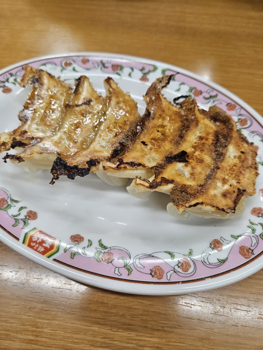 otamaraamen's tweet photo. 王将にて味噌ラーメンと、よく焼き餃子。連れは辛玉ラーメン。はやいし美味しいし、王将は最高や✨
麻婆豆腐も頼んだけど、画像撮るの忘れちゃった
 #ラーメン  #王将  #味噌ラーメ��� https://t.co/R87w6aQI0U