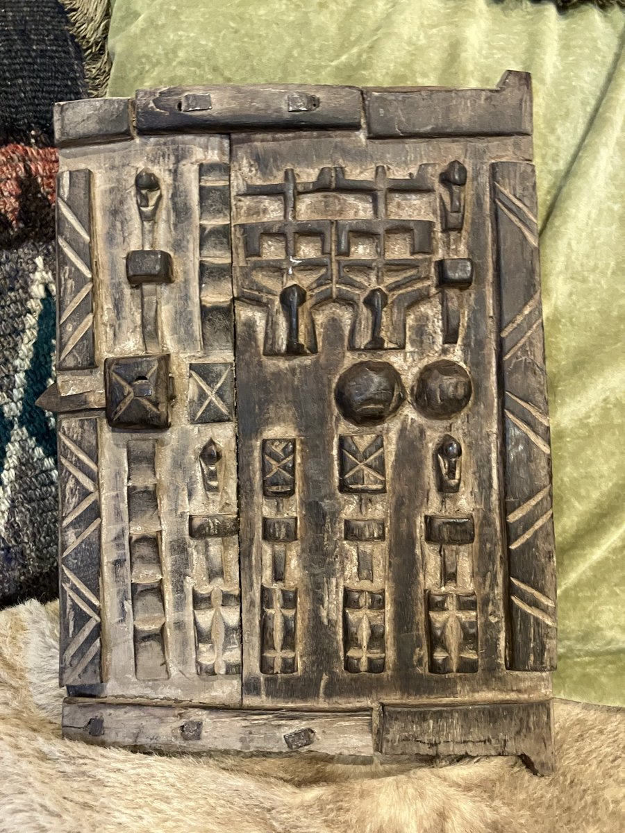 ドゴン族の穀物倉庫の扉。実は店に飾ってる。置き飾りするのは今だけの