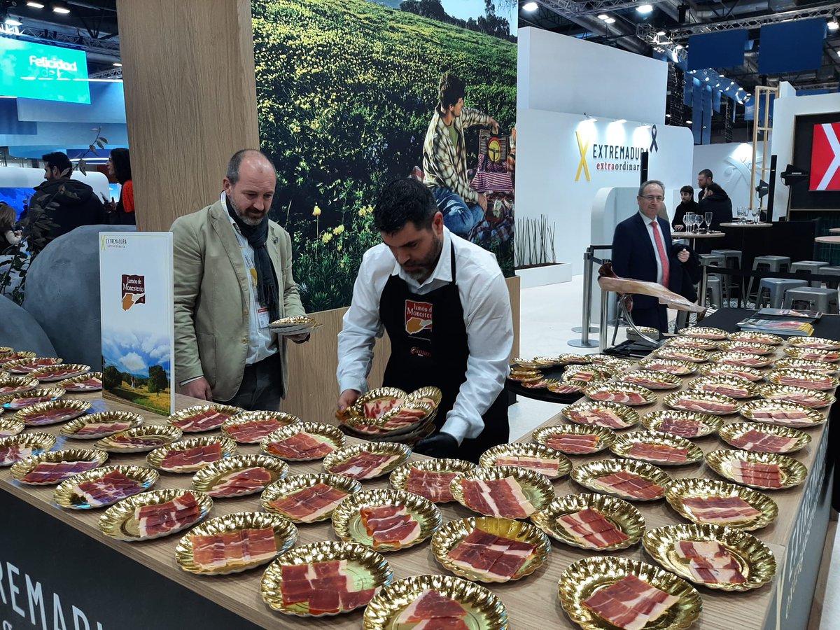 Ext_gastronomia's tweet photo. 👋 Intensa mañana de #experiencias #gastronómicas
🐷Cata de Jamón ibérico de #Monesterio +
🧀 Actividad de la #RutadelQueso y de @RVRibGuadiana ‘Vino y queso saben a beso’: vinos y cavas + diferentes tipos de quesos de leche de oveja y cabra en queserías artesanas extremeñas. https://t.co/TVyPDtiWzU