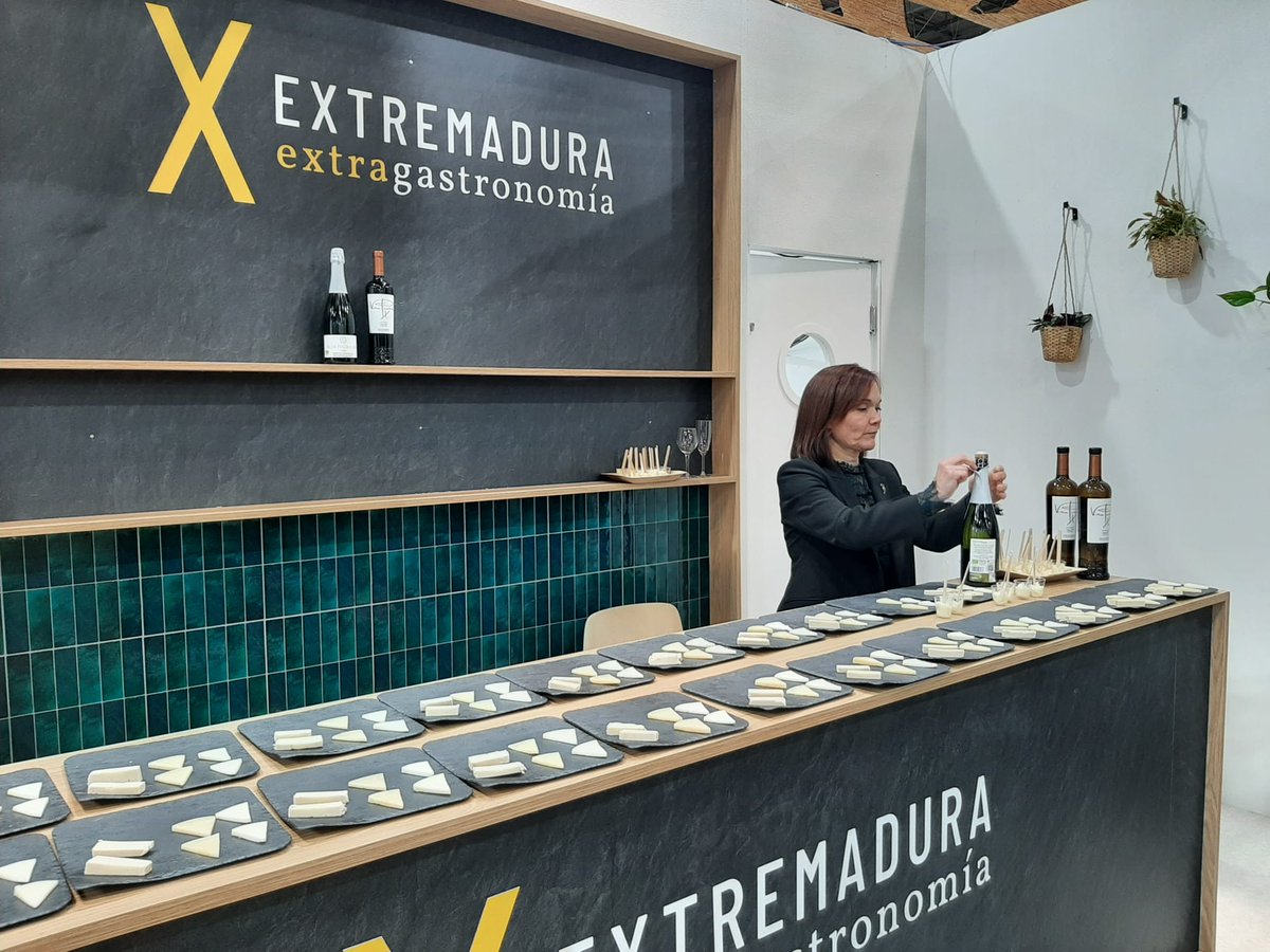 Ext_gastronomia's tweet photo. 👋 Intensa mañana de #experiencias #gastronómicas
🐷Cata de Jamón ibérico de #Monesterio +
🧀 Actividad de la #RutadelQueso y de @RVRibGuadiana ‘Vino y queso saben a beso’: vinos y cavas + diferentes tipos de quesos de leche de oveja y cabra en queserías artesanas extremeñas. https://t.co/TVyPDtiWzU