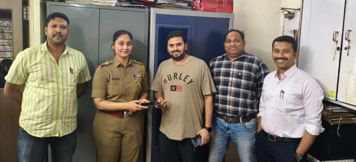 ManthanShah9988's tweet photo. @CPMumbaiPolice @AjitDesai170183 @AKate1291 
Massive shoutout to the police for their incredible help! My stolen phone was recovered in just 2 hours. 👏🚔

Sr PI M. Shinde 
WPSI S. Shirgave
ASI P More
HC H.Rode
HC S.Bhogle
PC B Zimbal
PC B Janrao

@USAndIndia helped US Citizen https://t.co/zbaC41lwND
