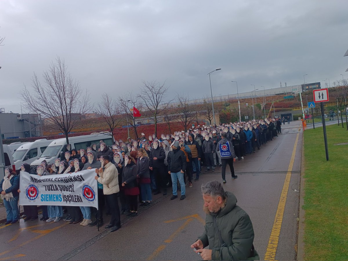 Emekçinin Kalesi yine zafere imza attı.Zafer Direnen emekçinin oldu.Teşkilatımıza emekçi arkadaşlarımıza hayırlı uğurlu olsun inşallah rabbim güle güle harcamayı nasip etsin inşallah
#YaşasınTürkMetal