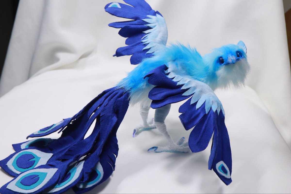 変な格好のやつが駆け巡ってるのでせっかくならきちんと撮れてるのも🤣
爪が透明ブルーで綺麗です☺️青いフェニクス！
#ドラゴンとまぼろしのけもの達展10 
に送ります✨