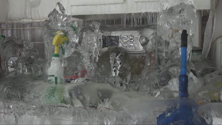 Un piso se convierte en el castillo de 'Frozen' después de que su inquilino apagara la calefacción para ahorrar dinero
20minutos.es/gonzoo/blogs/b…¡¡¡Invadido por el hielo!!! 🥶😱