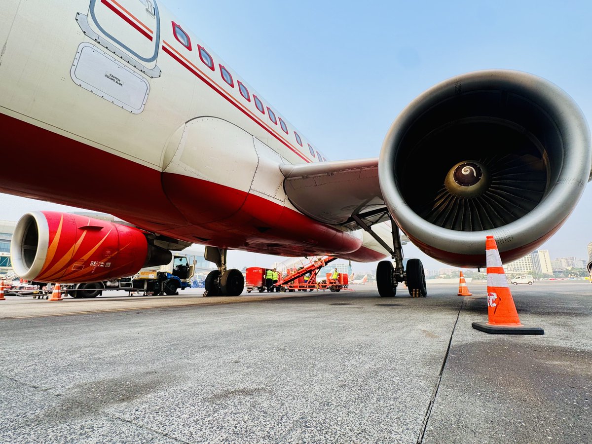 tweetpratikm's tweet photo. Off on a Chennai Qta today evening!!! Flying a a321Ceo on the way out and a a319Ceo “BabyBus” on the way in!! Flying #VTPPQ with a flying time of 1hr34mins, covering a distance of 622nm @ FL310 m.78 #airbus #a321Ceo #lifeontheramp #cfm #cfm565B3 #ai573 https://t.co/3yXhbbtFiL