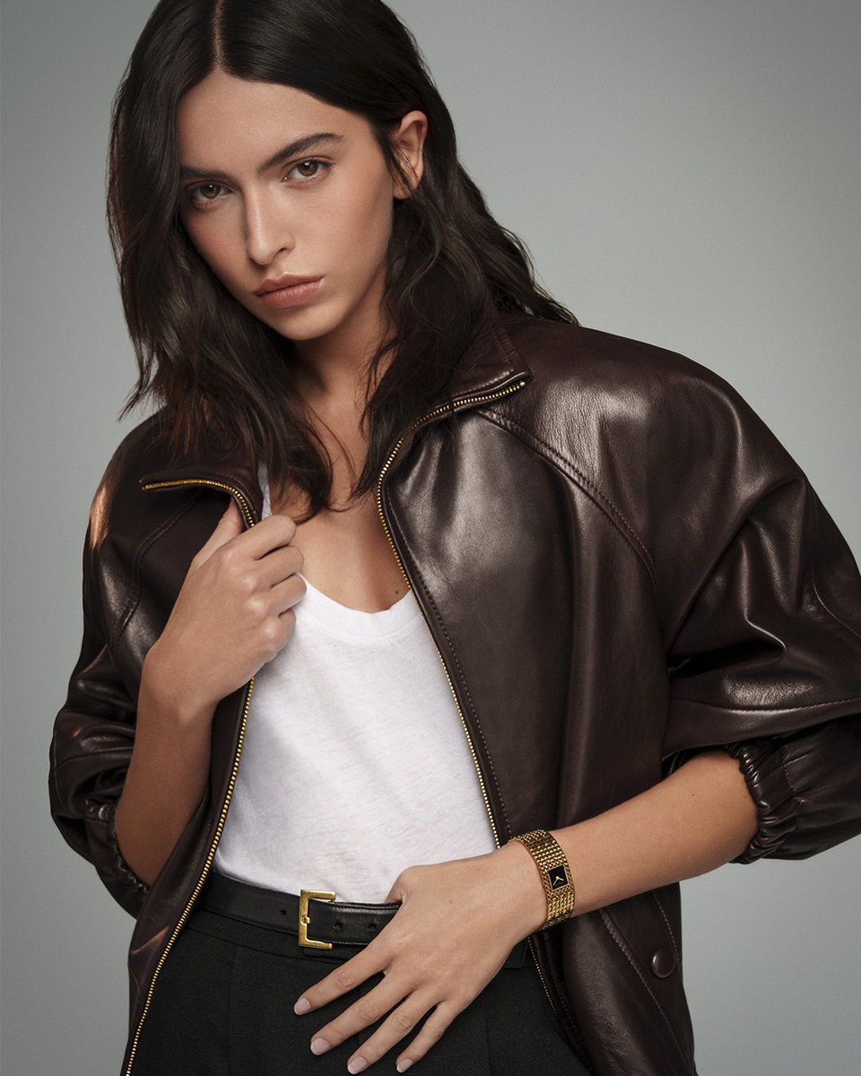 The icon turns to gold. Introducing the new Classics Manchette, a bold fusion of radiant yellow gold and raw black Onyx. The ultimate expression of the "Chic &amp; Choc" spirit : simple, rebel, and absolutely essential.
bit.ly/3NyU7eC

#FrederiqueConstant #NewLaunch