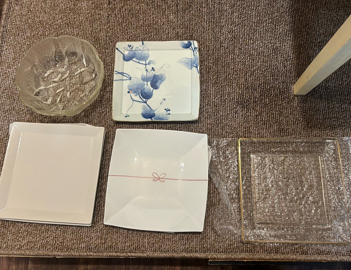 増えました。大皿1枚100円です。