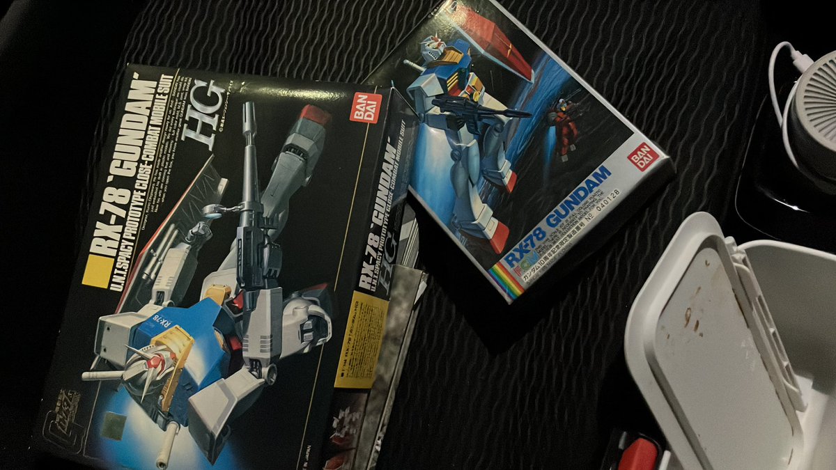 二つとも1/144のガンプラ。
小さいほうが9800円！大きいほうが5500円で売れちゃった！
メルカリオークション万歳🙌