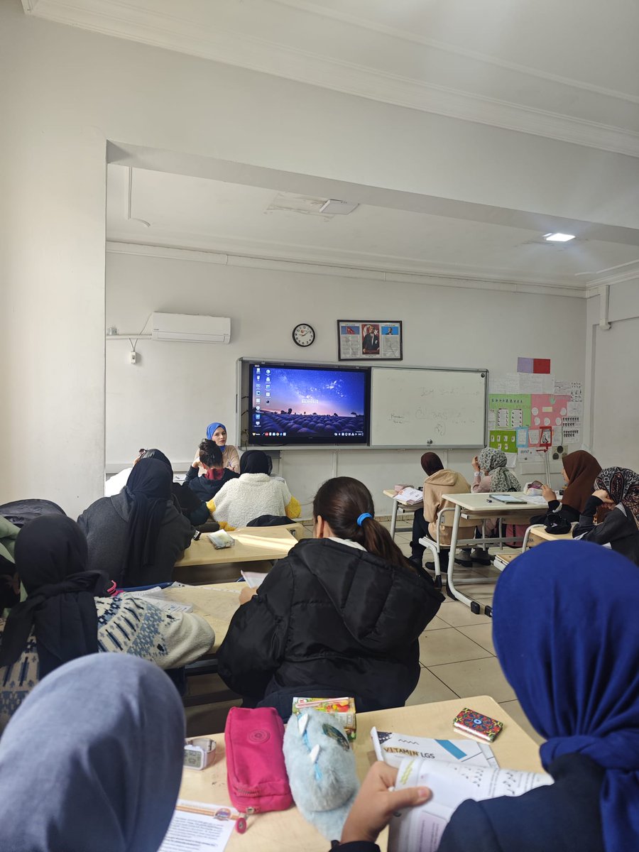 HEDEF2026 LGS Kampımızda Yoğun Bir Şekilde Çalışıyorlar. Gönüllü Olarak Kampta Görev Alan Fedakar Öğretmenlerimiz Onların Matematik, Fen ve Türkçe Derslerinde Eksik Oldukları Konuları Gideriyorlar. Çözemedikleri Soruları Çözüyorlar. İmam Hatip Okullarında Başarı Tesadüf Değildir