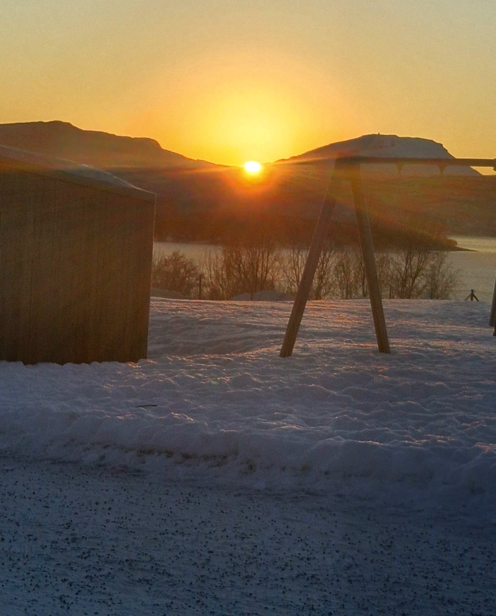 NorthernFrom's tweet image. Ну наконец то. Первое появление солнца. Завтра в садике будет официальный праздник с плюшками и лимонадом. 😊 Дети уже приготовили солнечные короны. ☀️