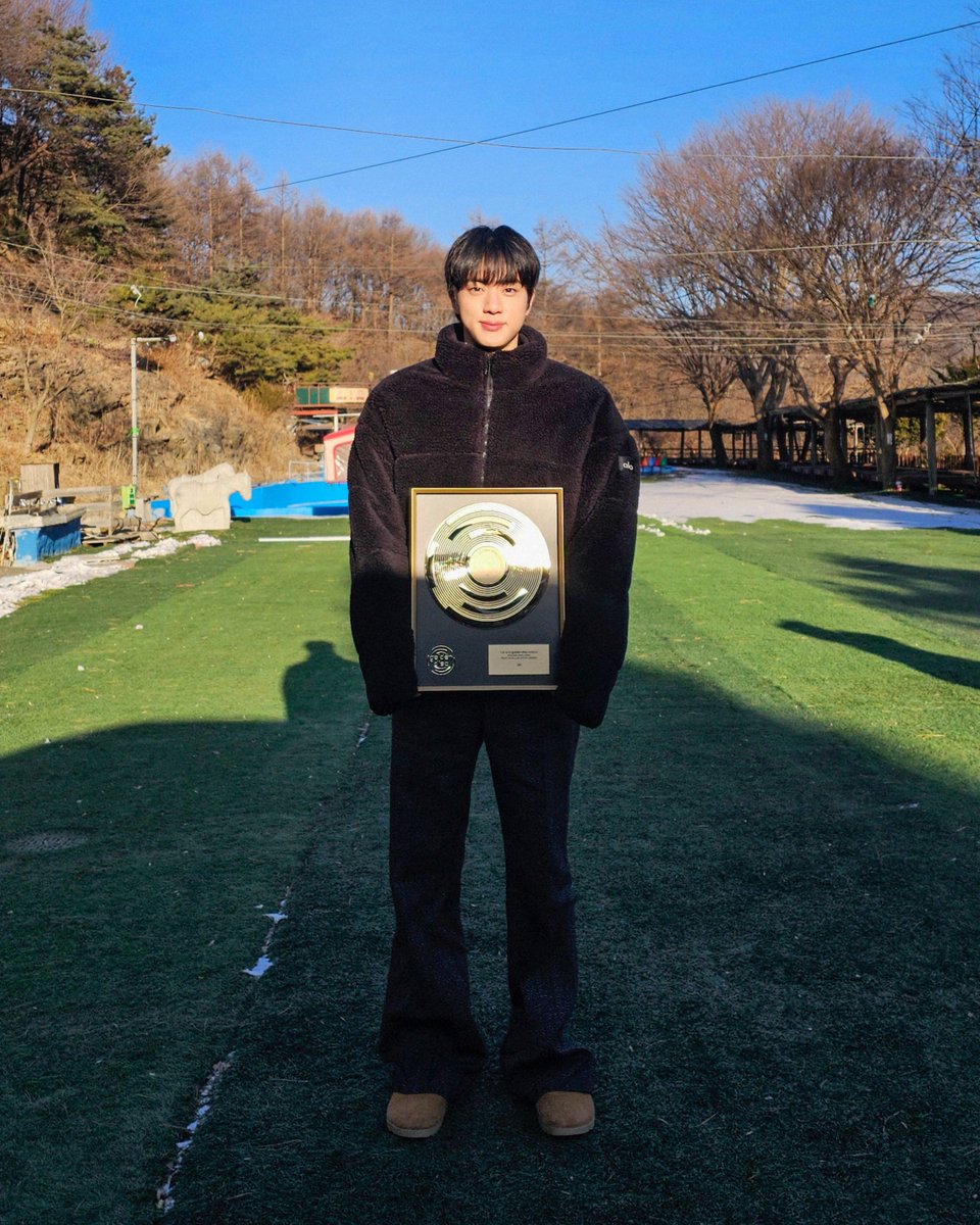gcftmins's tweet image. seokjinnie received his award 🥹🫶